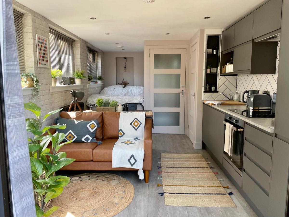 Stylish, Central Studio With Kitchen & Large Deck Fort William Zewnętrze zdjęcie